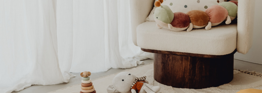 pokój dziecka z fotelem, dywanem i zabawkami